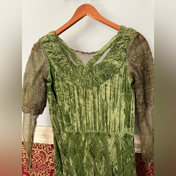 Romeo and Juliet Antique Velvet Dress - Picture 9 of 12